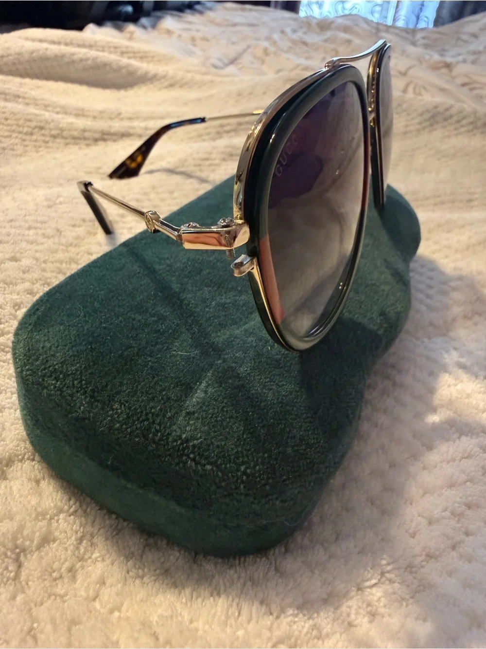 Gucci women’s Black Gradient Aviator Sunglasses with Red Accents